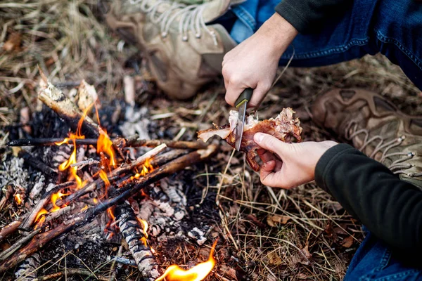 Vlees op de stok gegrild in het vuur. Bushcraft concept — Stockfoto