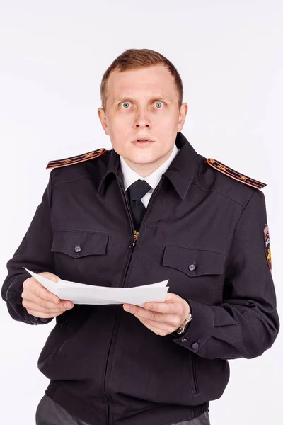 Policía ruso vistiendo uniforme original con emoción de choque o — Foto de Stock