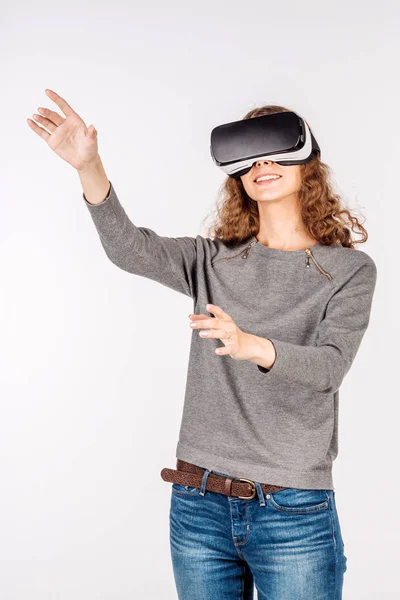 Mulher assistindo com dispositivo VR — Fotografia de Stock