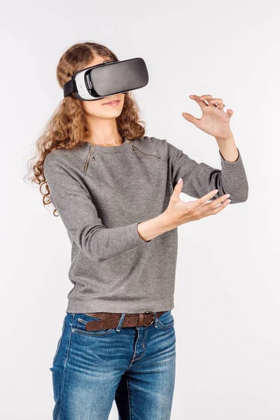 Mulher assistindo com dispositivo VR — Fotografia de Stock
