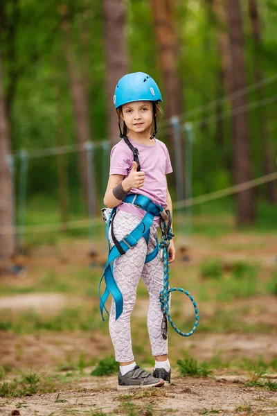 Mädchen mit Kletterausrüstung im Abenteuerpark verlobt — Stockfoto