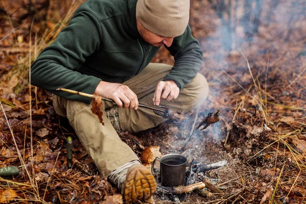Codorniz en el palo a la parrilla en el fuego. delicioso picnic en bosque . — Foto de Stock