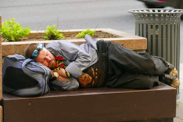 Dünya Kupası 2018 russia.22.6.2018 Moskova'da Sokak bir bankta uyuyan fan.