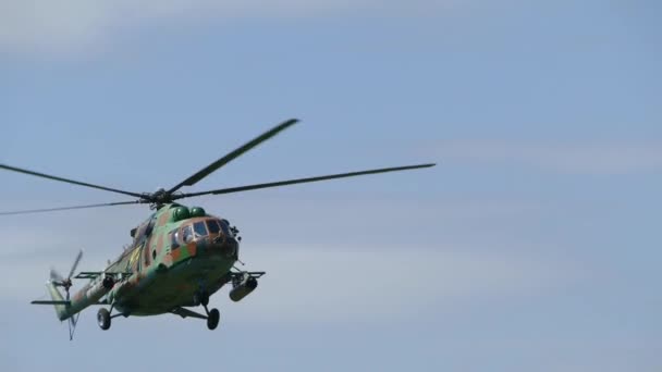 Hélicoptère militaire vert — Video