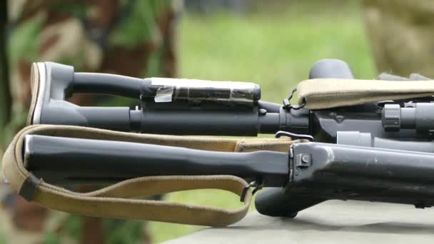 Kalashnikov rifles automáticos — Vídeo de stock