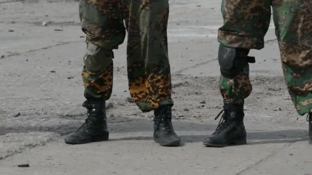 Benen van het leger in de schoenen — Stockvideo