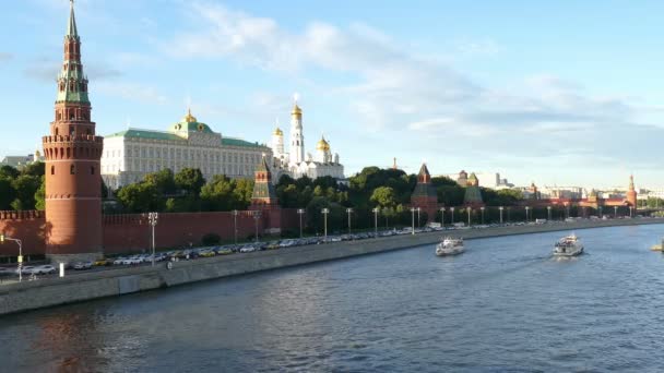 Yaz nehrinde Moskova Kremlin — Stok video