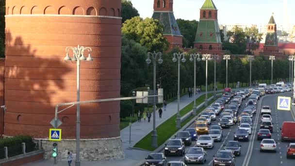 Kremlin de Moscú en el río de verano — Vídeo de stock