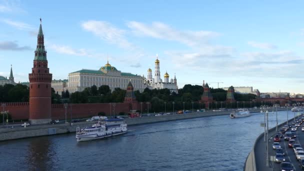 Kremlin van Moskou in de zomer rivier en schepen — Stockvideo