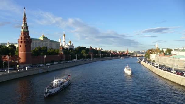 여름 강과 선박에서 모스크바 크렘린 — 비디오