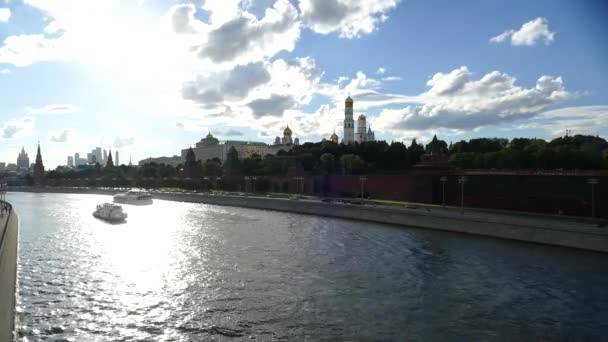 Moskiewski Kreml w letniej rzece i statki — Wideo stockowe
