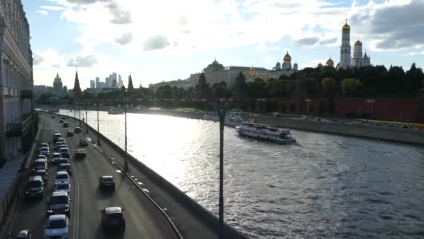 Kremlin de Moscou em rio de verão e navios — Vídeo de Stock