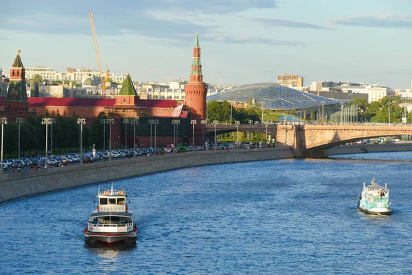 Het kremlin van Moskou en de rivier — Stockfoto