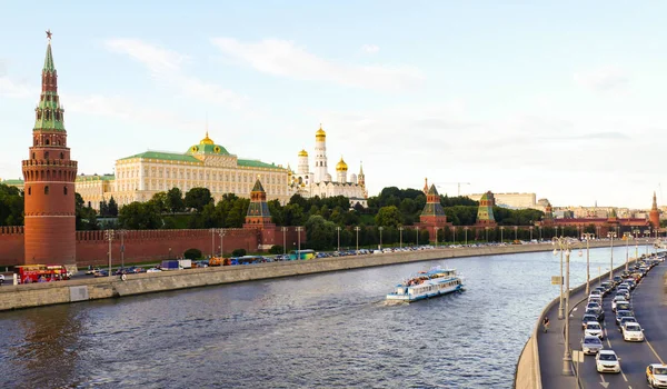 Moskvas Kreml och floden med fritidsbåtar — Stockfoto