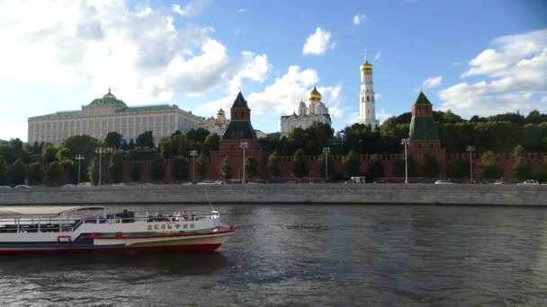 Yaz aylarında Kremlin ev konseyleri ve Kremlin kilisesi — Stok video