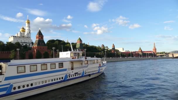 夏の川と船のモスクワクレムリン — ストック動画
