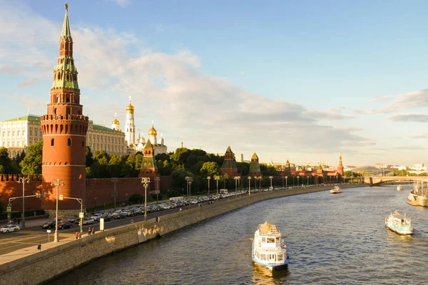 Der Moskauer Kreml und der Fluss mit den Vergnügungsschiffen — Stockfoto