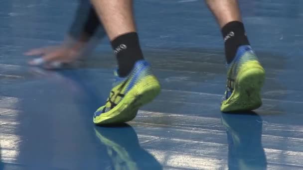 スポーツ イベントの前に脚のウォーム アップ — ストック動画