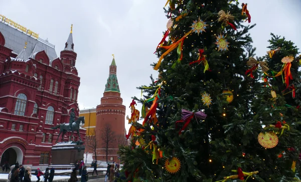 Новогодняя ель на фоне Кремля — стоковое фото