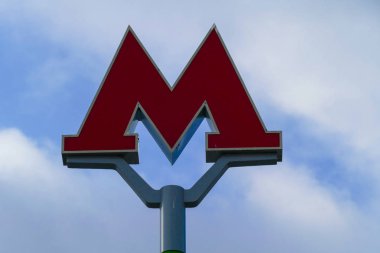 Gökyüzü arka plan M-metro sembolü