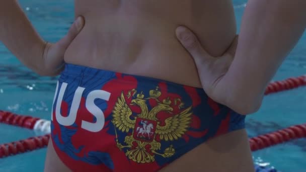 Simma med vapenskölden av Ryssland — Stockvideo