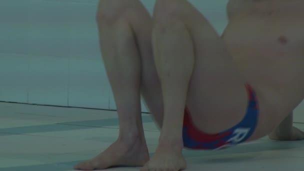 Calentar las piernas de un jugador de waterpolo antes de la competición — Vídeo de stock