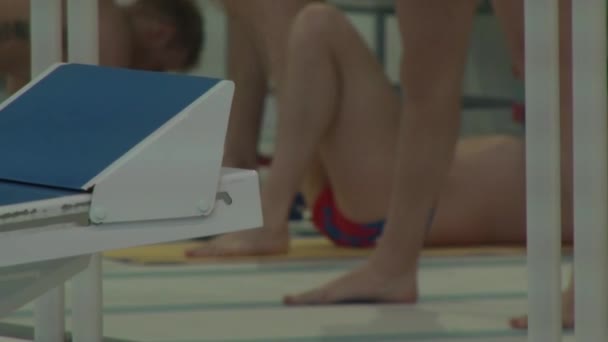 Calentar las piernas de un jugador de waterpolo antes de la competición — Vídeo de stock