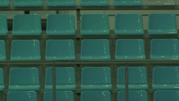 Tribunos vazios na piscina antes da competição — Vídeo de Stock