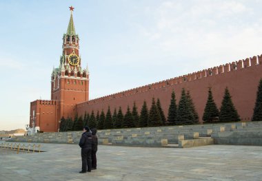 Kremlin Duvarı ve kremlins Spasskaya Kulesi