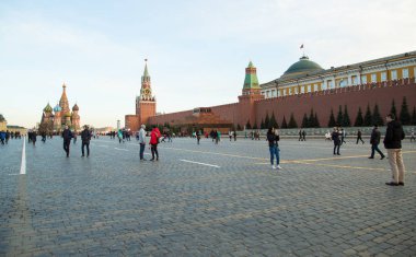 Kızıl Meydan ve kremlins Spasskaya Kulesi
