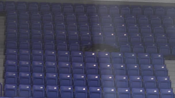 chien de police renifle les stands du stade 