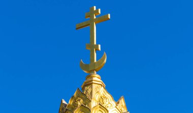 Bir anıt üzerinde yaldızlı haç