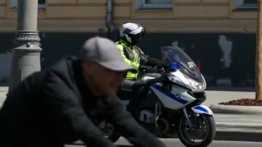 sokakta bir motosiklet üzerinde bir polis