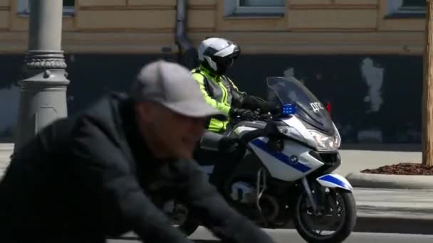 Sokakta bir motosiklet üzerinde bir polis — Stok video