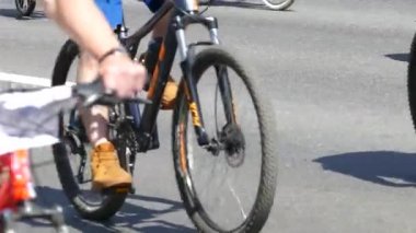 Sokakta şehirde bisiklete binmek