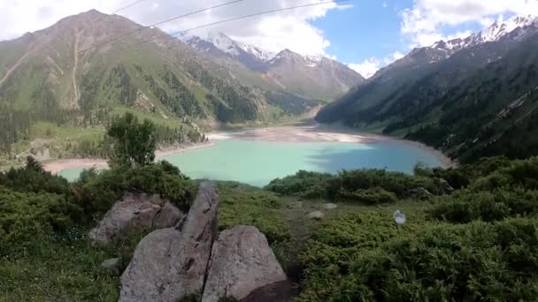 Горное озеро Казахстана — стоковое видео