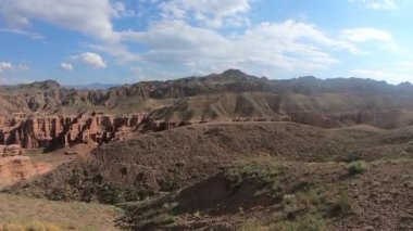 Kazakistan'da dağlar ve kanyonlar