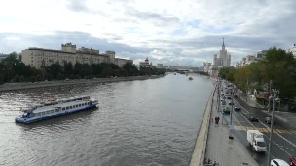 Rivière Moscou, gratte-ciel et bateau de plaisance — Video