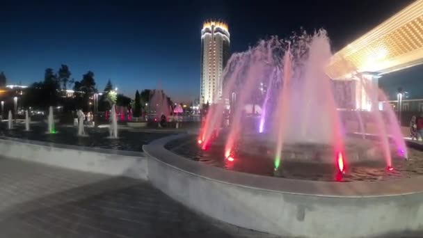 Wielokolorowe fontanny w ALMA ATA nocą — Wideo stockowe