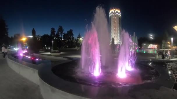 Fuentes multicolores en Alma Ata por la noche — Vídeo de stock