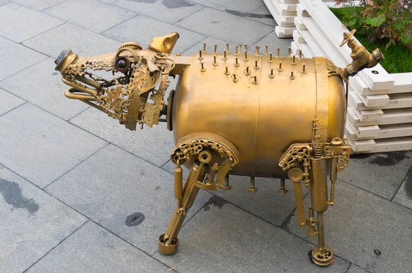 Cerdo de metal-escultura en Moscú, 3.7.19, Paveletskaya —  Fotos de Stock
