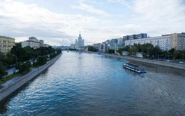 Moskou rivier in de zomer in het centrum, Rusland — Stockfoto