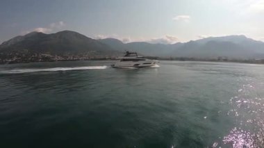Zevk teknesinden deniz ve Karadağ manzarası