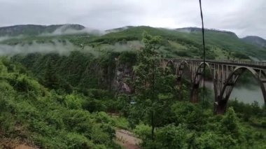 Bahar panoramasında köprüsü olan Karadağ Vadisi