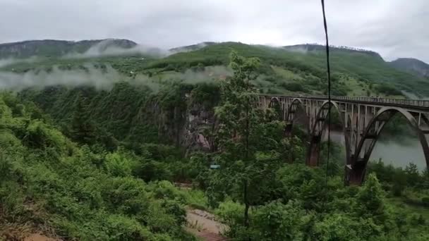 Montenegrijnse vallei met een brug in het voorjaar panorama — Stockvideo