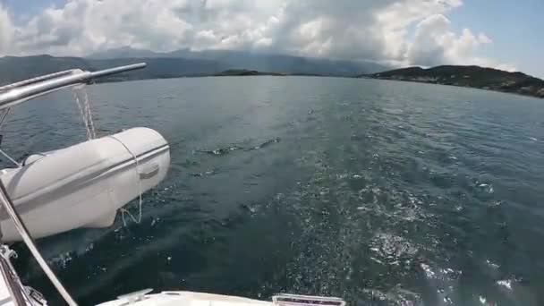 Utsikt över havet och Montenegro från en fritidsbåt — Stockvideo