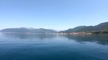 Zevk teknesinden deniz ve Karadağ manzarası