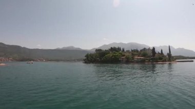 Zevk teknesinden deniz ve Karadağ manzarası
