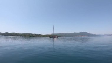 Zevk teknesinden deniz ve Karadağ manzarası