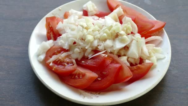 Domates, soğan salatası ve ayçiçeği yağı. — Stok video